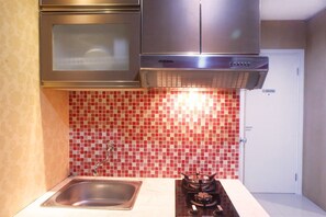 Habitación | Cocineta privada | Refrigerador, microondas, parrilla de estufa y arrocera 