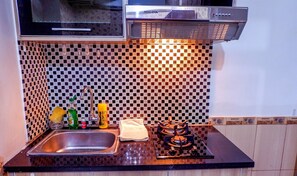 Habitación | Cocineta privada | Refrigerador, parrilla de estufa y utensilios de cocina 