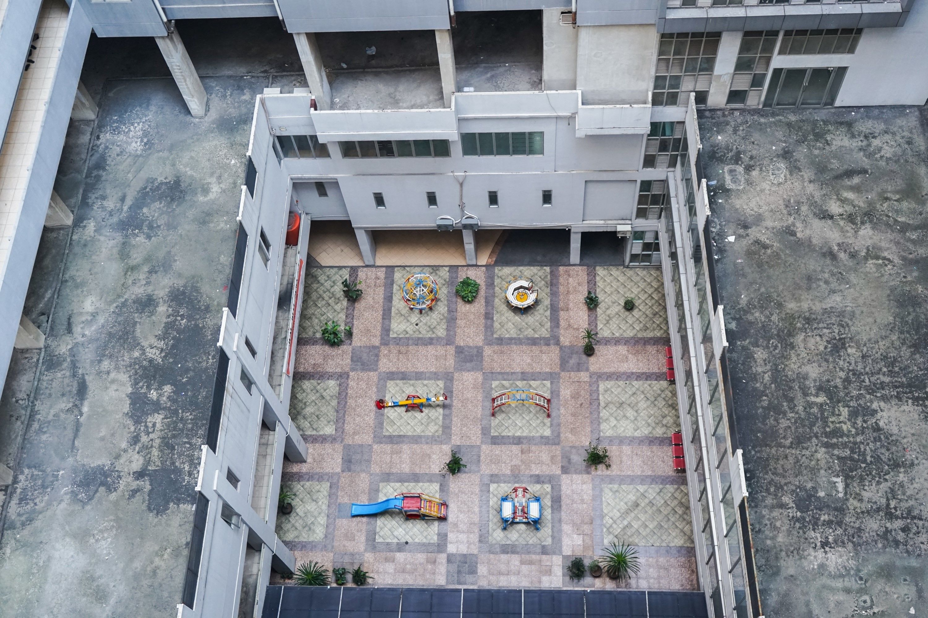 Rom | Utsikt mot gårdsplass