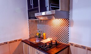 Habitación | Cocineta privada | Refrigerador, parrilla de estufa y utensilios de cocina 