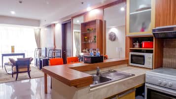 Habitación | Cocina privada | Refrigerador, parrilla de estufa y utensilios de cocina