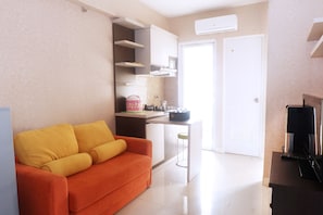 Room | Living area | TV - Good Apartment At Green Pramuka City (Jakarta)