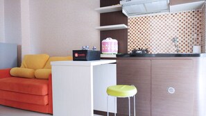 Habitación | Cocineta privada | Refrigerador, parrilla de estufa, arrocera y utensilios de cocina 