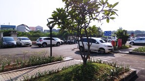 Self-parking (surcharge) 120000 per day - Good Apartment At Green Pramuka City (Jakarta)