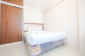 2 bedrooms, desk, free WiFi, bed sheets - New & Clean Bassura City Apartment (Jakarta)