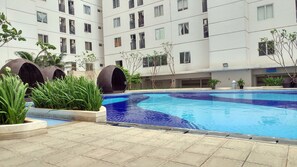 Una piscina al aire libre