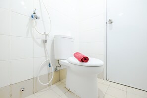 Habitación | Baño | Ducha, artículos de higiene personal gratuitos y toallas