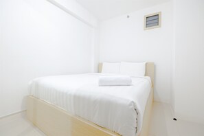 Room | 2 bedrooms, desk, free WiFi, bed sheets - Simply & Clean Bassura City Apartment (Jakarta)
