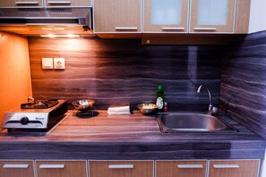 Kamar | Dapur kecil pribadi | Lemari es, kompor, dan peralatan masak/sendok-piring