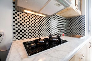 Zimmer | Eigene Kochnische | Kühlschrank, Herdplatte, Wasserkocher, Kochgeschirr/Geschirr/Besteck