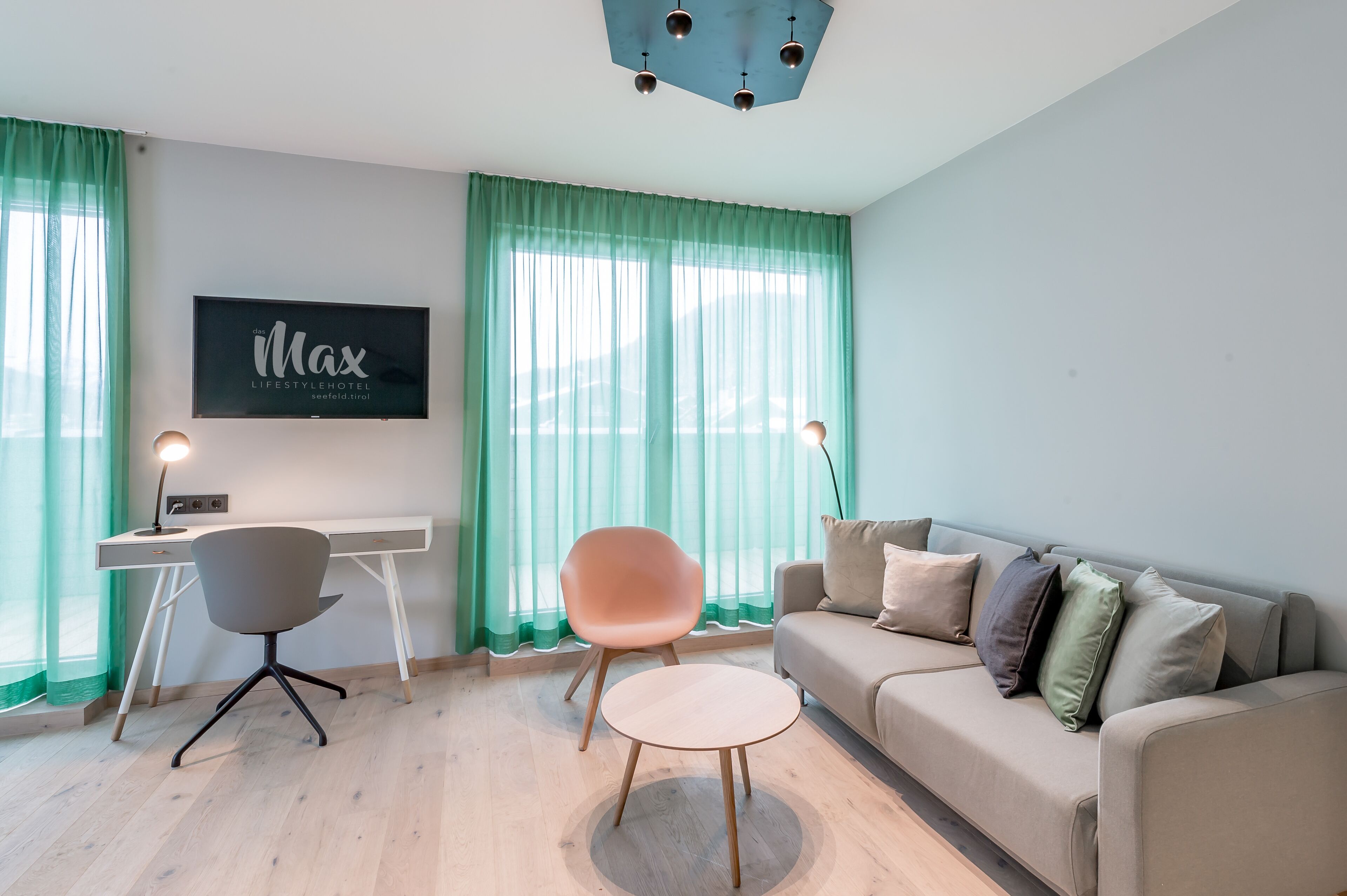 deluxe double room | living area | flat-screen tv