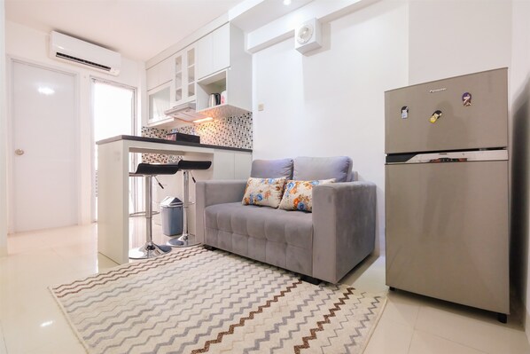 Room | Living area | TV - Minimalist Bassura Apartment Direct Access to Bassura City Mall (Jakarta)