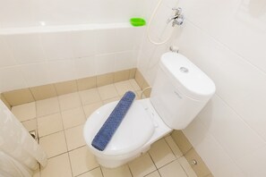 Rum | Badrum | Dusch, gratis toalettartiklar, handdukar och toalettpapper