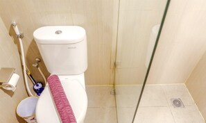 Kamer | Badkamer | Een douche, gratis toiletartikelen, handdoeken