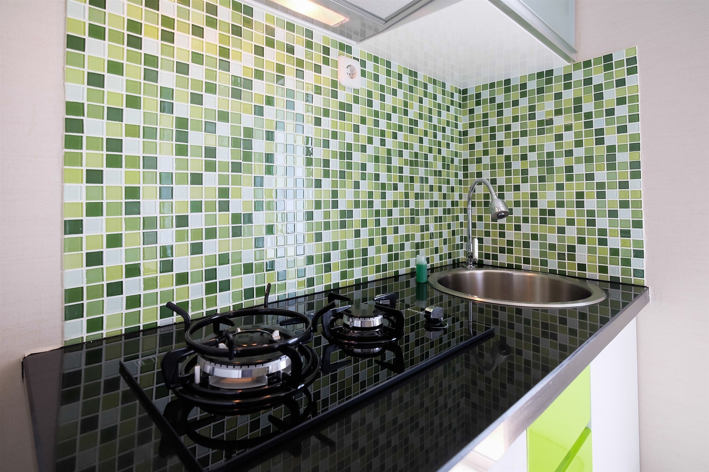 Kamar | Dapur kecil pribadi | Lemari es, kompor, dan peralatan masak/sendok-piring