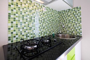 Private kitchenette - Modern Studio Bassura City Apartment (Jakarta)