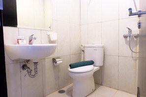Bathroom - Nifarro Park Apartment Near Kemang And Kalibata (Jakarta)