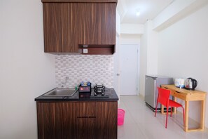 Private kitchenette - Comfy Studio Apartment @ Green Pramuka City (Jakarta)