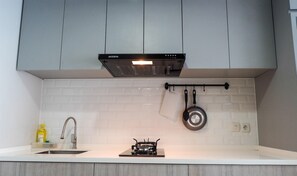 Private kitchenette - Studio Modern Tamansari The Hive Cawang (Jakarta)