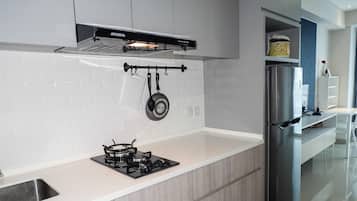 Room | Private kitchenette | Fridge, stovetop, cookware/dishes/utensils