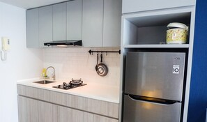 Room | Private kitchenette | Fridge, stovetop, cookware/dishes/utensils