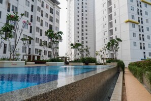 Outdoor pool - Luxurious Bassura City Apartment with Mall Access (Jakarta)