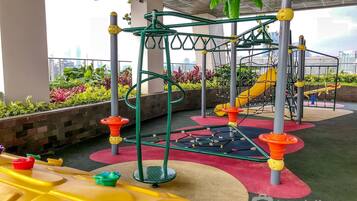 Zona de juegos infantil al aire libre