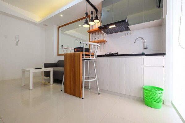Room | Private kitchenette | Fridge, stovetop, cookware/dishes/utensils