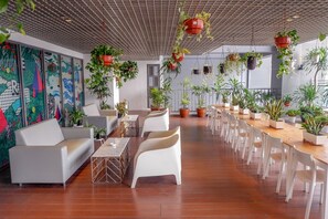 Restaurant - Comfy L'Avenue Apartment (Jakarta)