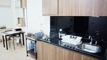 Huone | Yksityinen keittonurkkaus | Jääkaappi, liesi, keittoastiat/astiat/ruokailuvälineet