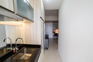 Quarto | Cozinha americana privada | Geladeira, cooktop, talheres/pratos/utensílios de cozinha