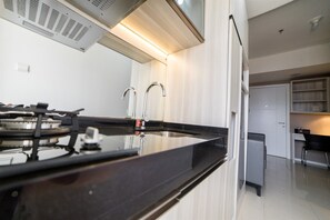 Habitación | Cocina básica privada | Frigorífico, placa de cocina y utensilios de cocina
