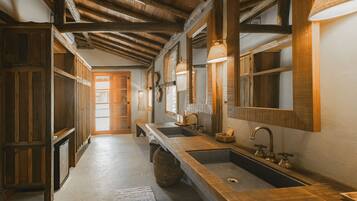 Suite (Master) | Bathroom