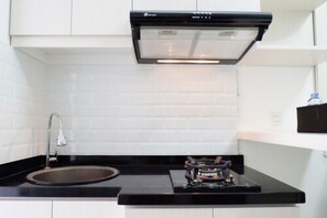 Private kitchen - Exquisite Bassura City Apartment near Shopping Mall (Jakarta)