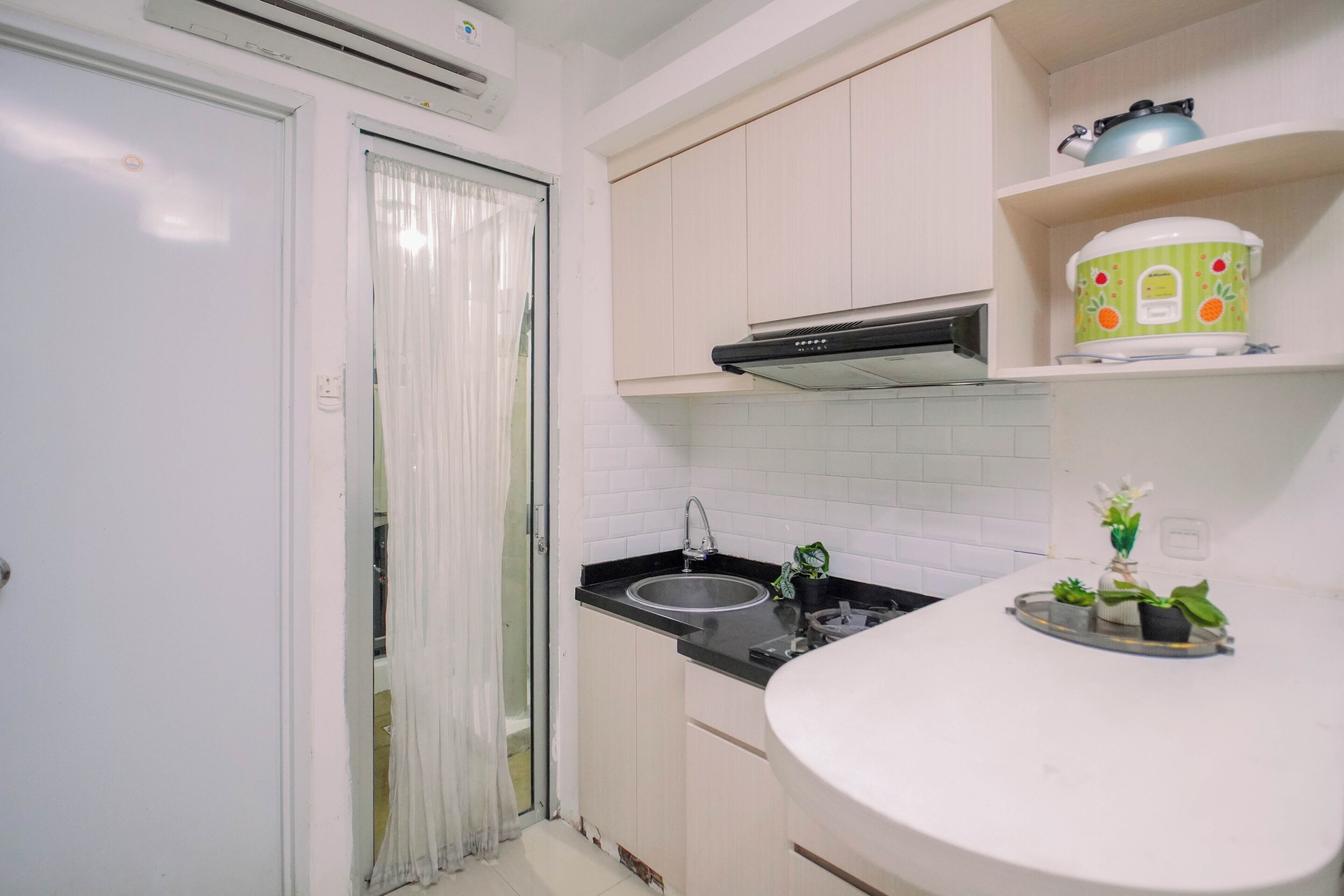 Room | Private kitchen | Fridge, stovetop, cookware/dishes/utensils