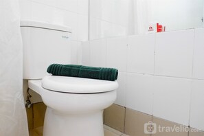 Zimmer | Badezimmer | Dusche, kostenlose Toilettenartikel, Handtücher, Toilettenpapier