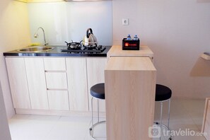 Room | Private kitchenette | Fridge, stovetop, cookware/dishes/utensils - Cozy Studio at Bassura Apartment near to Bassura Mall (Jakarta)