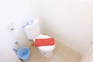 Quarto | Banheiro | Chuveiro, produtos de toalete grátis, toalhas de banho 