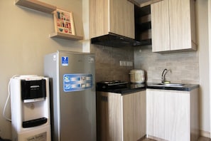 Room | Private kitchenette | Fridge, microwave, stovetop, electric kettle