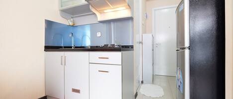 Room | Private kitchenette | Fridge, stovetop, cookware/dishes/utensils
