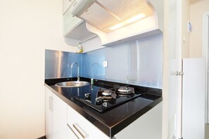 Private kitchenette - Green Pramuka City Apartment (Jakarta)