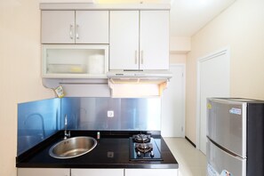 Private kitchenette - Green Pramuka City Apartment (Jakarta)