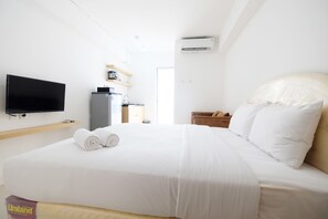 Room | 1 bedroom, desk, free WiFi, bed sheets - Affordable Studio with Sofa Bed at Bassura City Apartment (Jakarta)