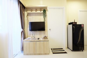 Room | Room amenity - Clean And Tidy Green Pramuka Apartement (Jakarta)