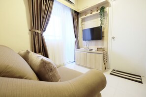 Room | Living room | TV - Clean And Tidy Green Pramuka Apartement (Jakarta)