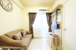 Room | Living room | TV - Clean And Tidy Green Pramuka Apartement (Jakarta)