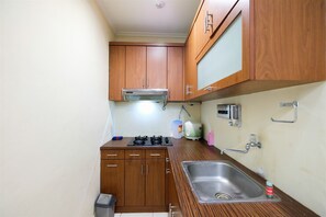 Room | Private kitchenette | Fridge, stovetop, cookware/dishes/utensils - Simply Spacious Studio Room at City Home Apartment near Kelapa Gading (Jakarta)