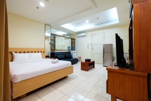 Room | 1 bedroom, bed sheets - Simply Spacious Studio Room at City Home Apartment near Kelapa Gading (Jakarta)