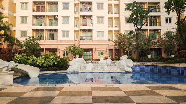 Outdoor pool - Simply Spacious Studio Room at City Home Apartment near Kelapa Gading (Jakarta)