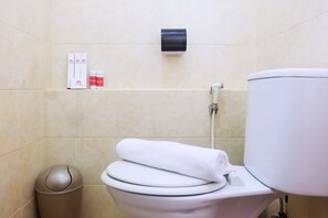 Zimmer | Badezimmer | Dusche, kostenlose Toilettenartikel, Handtücher